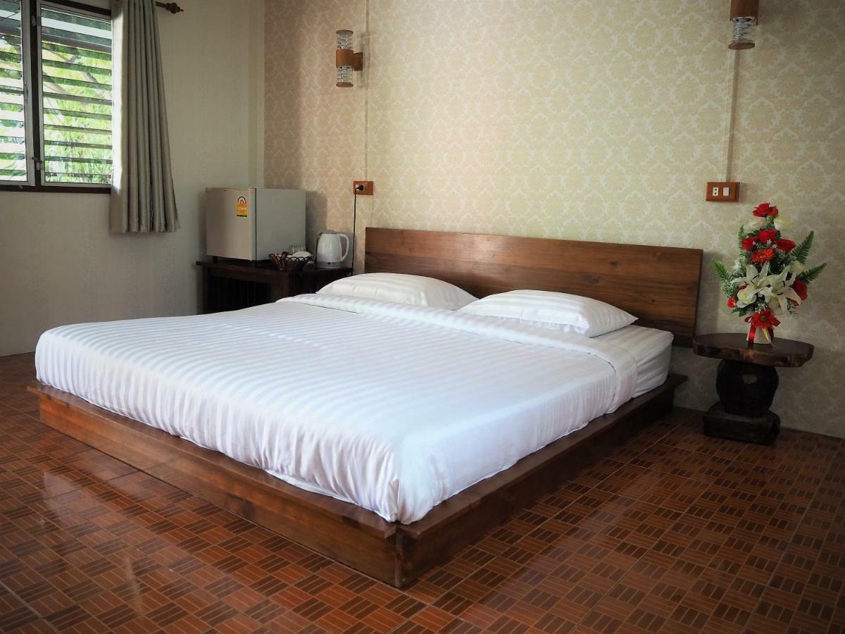 T & T Hostel Kanchanaburi Exterior photo
